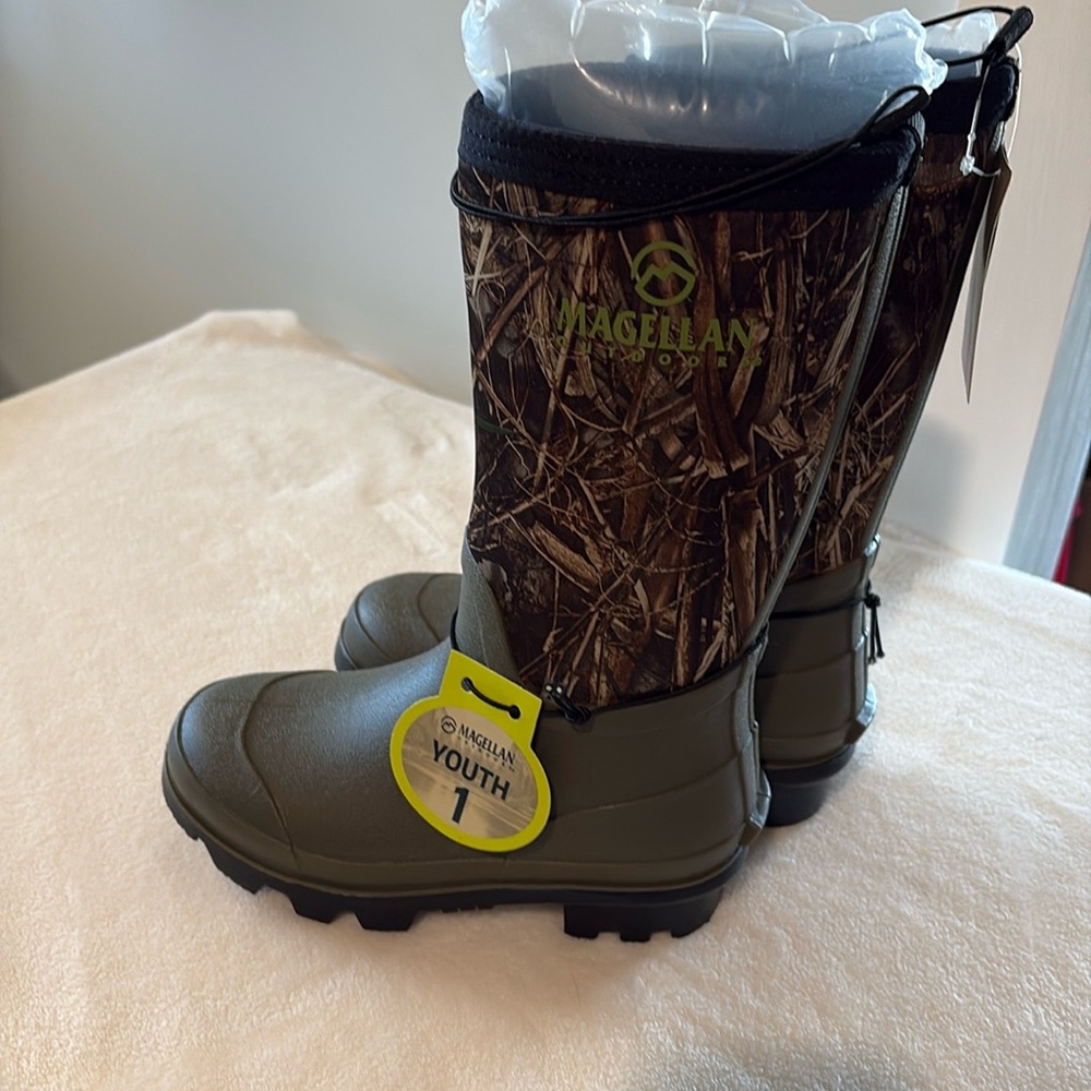 Magellan Youth Camo Boots Size 1